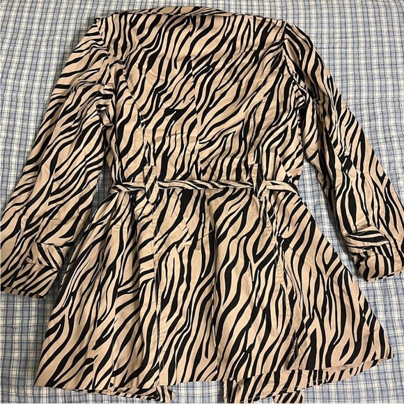 Jaclyn Smith Tan Zebra Trench Coat size M - Picture 2 of 5